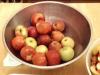 Forbereder eplejuice hjemme for vinteren