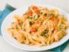 Oppskrifter på spaghetti med kjøtt og ost, sopp, fløte, tomater